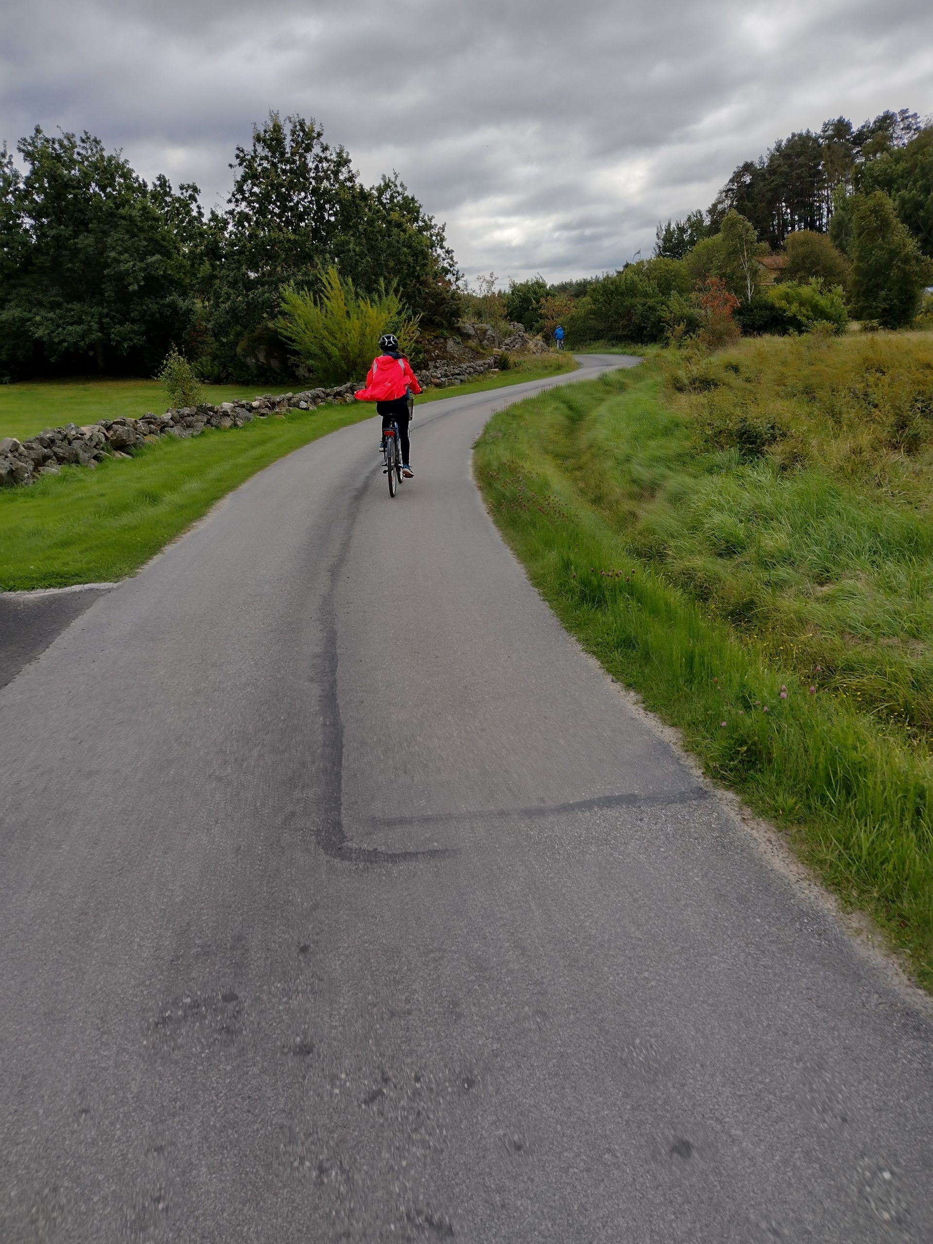 Amb la bici per una carretera molt estreta, sense trànsit