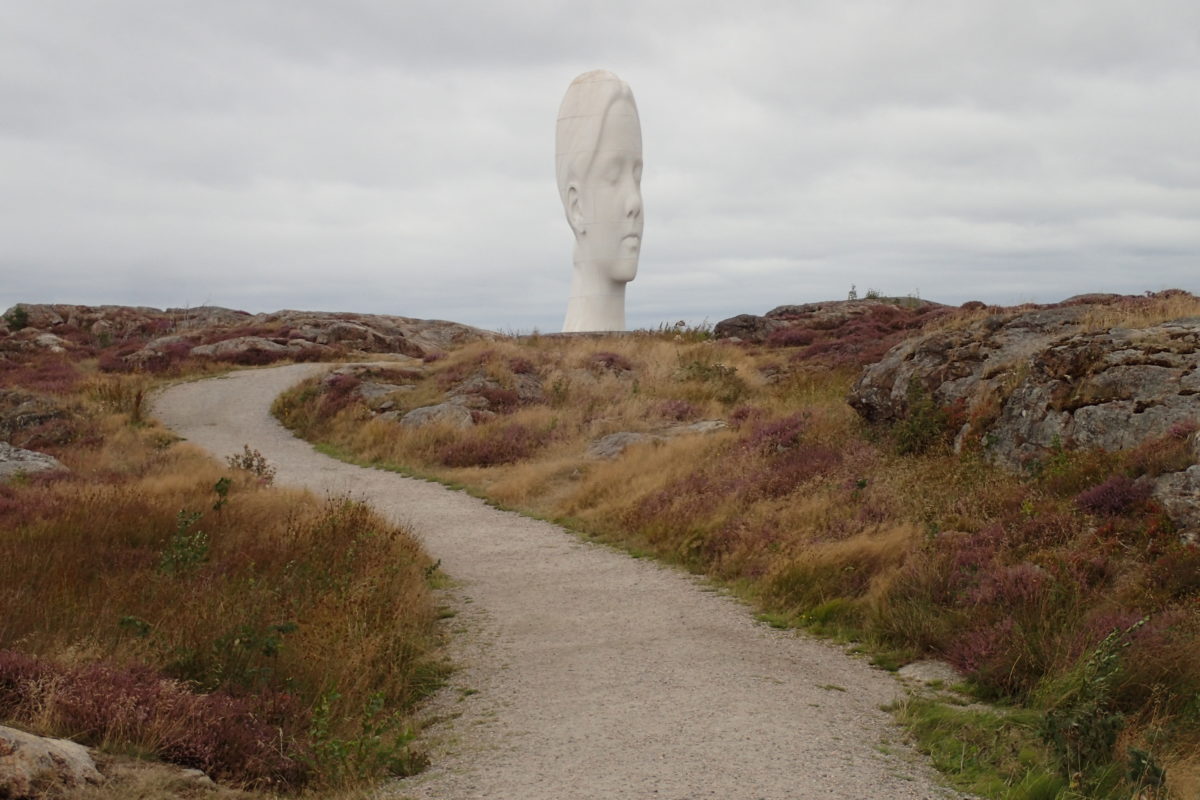 Escultura Anna de Jaume Plensa a Pilane, amb el camí que hi duu