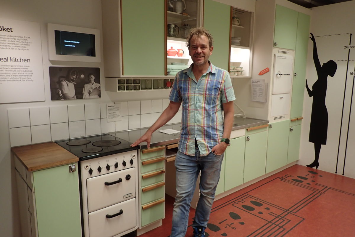 El Dani a una recreació d'una cuina antiga a l'Ikea Museum