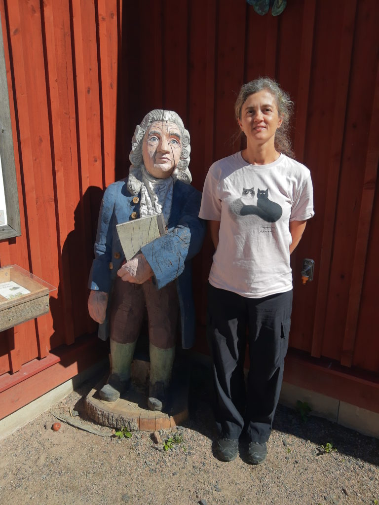 Anna al costat d'una figura de fusta de gairebé mida real de Carl von Linné