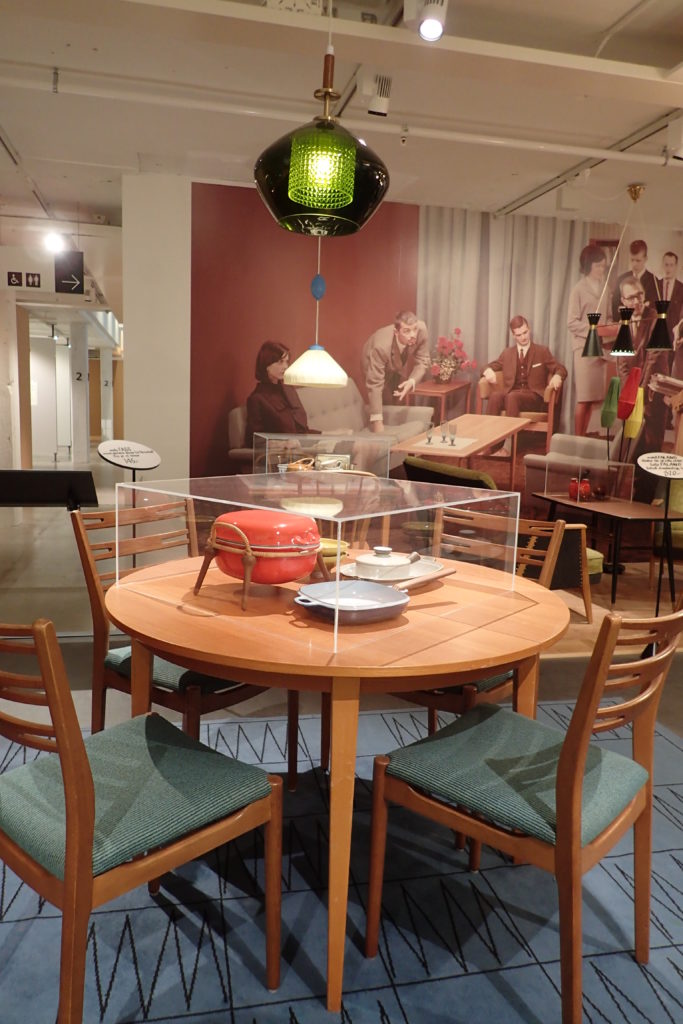 Taula, cadires i llums antics a l'Ikea Museum