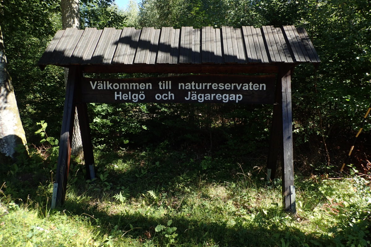 Cartell de fusta de benvinguda a la reserva natural de Helgö i Jägaregap