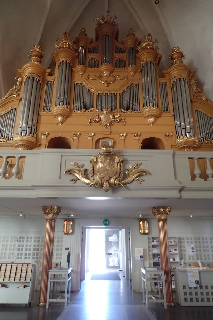 Interior de la catedral de Växjö, amb l'orgue imponent al primer pis