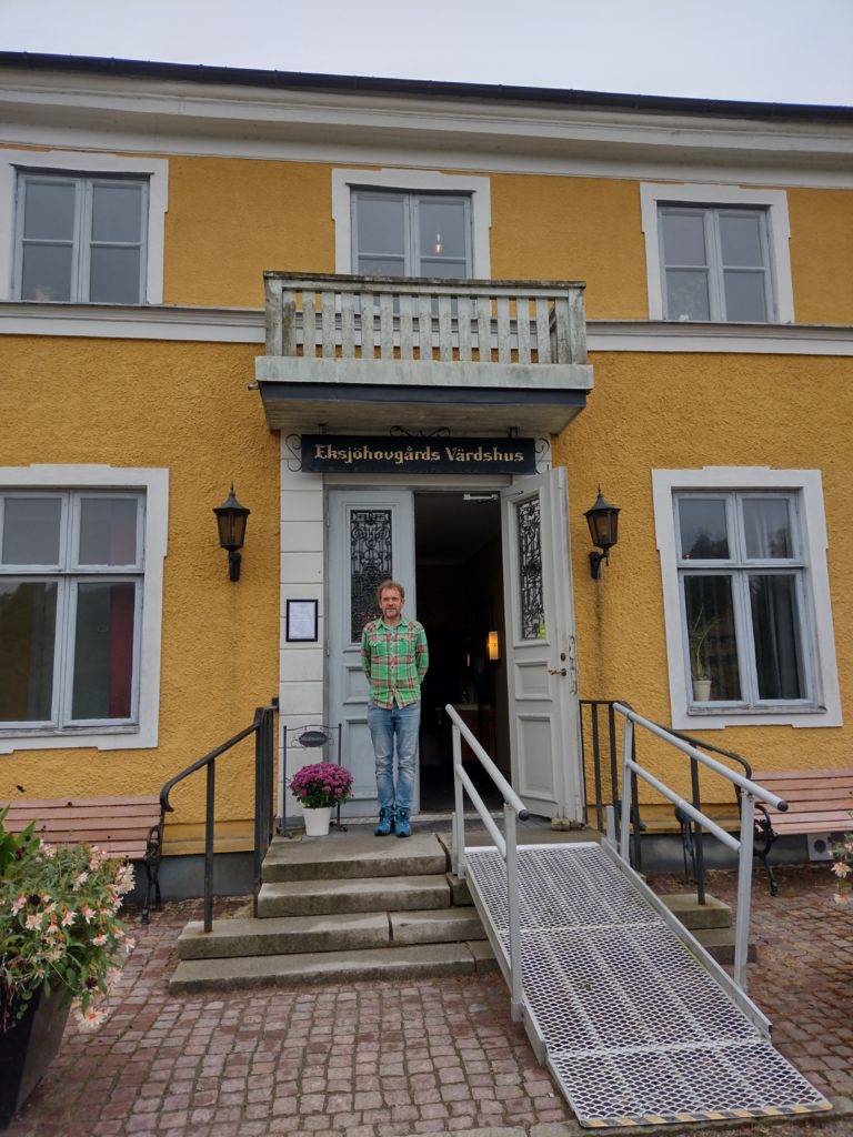 Dani davant la porta de la Eksjövgårds värdshus