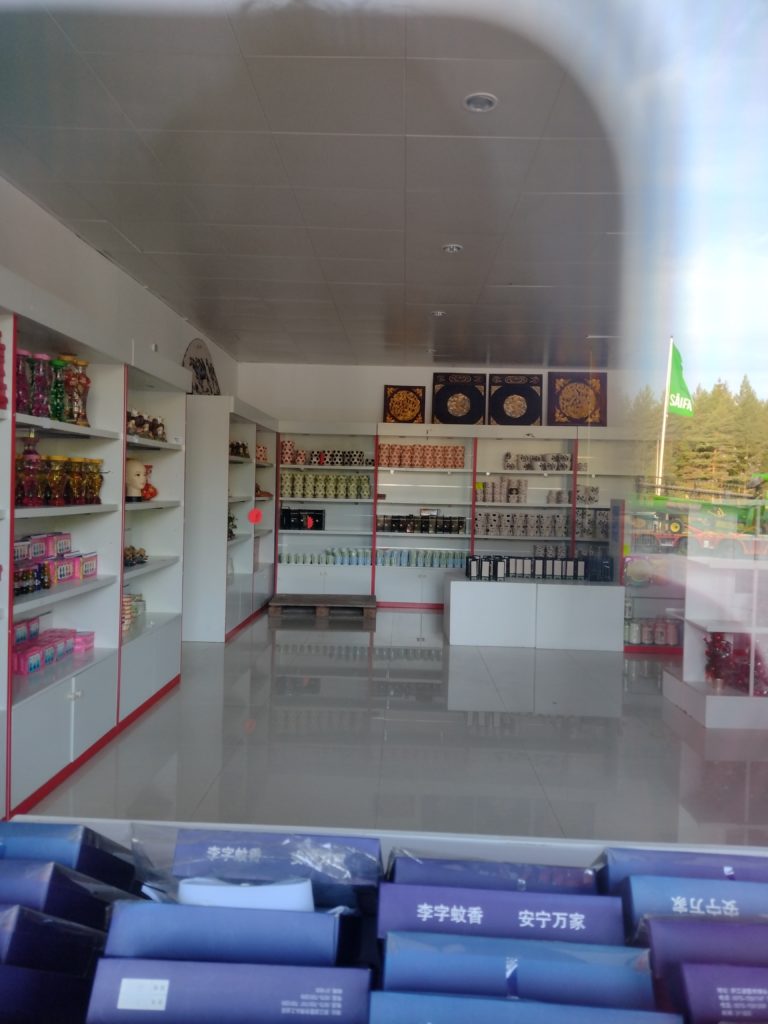 Interior de la botiga del Dragon gate vista a través de la finestra, amb tots els productes perfectament col·locats a les estanteries.