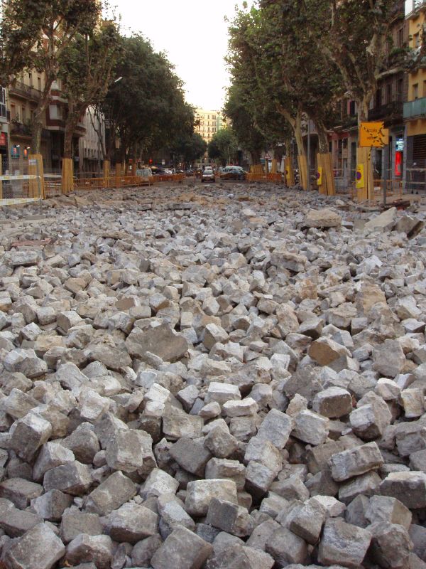 Detall del terra del carrer Marqués de Campo Sagrado ple de trossets de l'asfalt trinxat