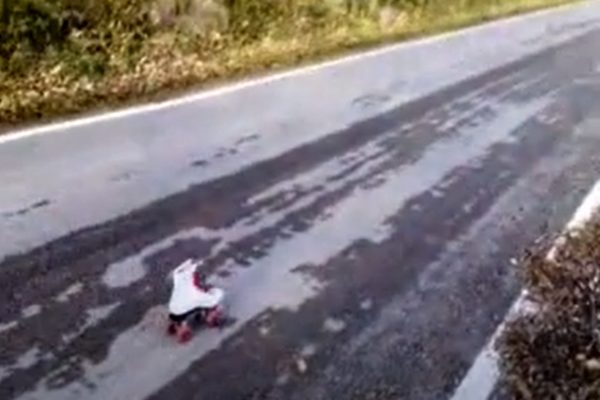 Patí de rodes blanc al mig d'una carretera